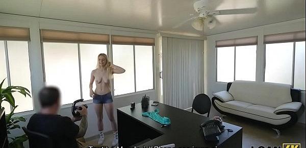 LOAN4K. Une danseuse go-go du strip-bar local est prête pour un prêt sexuel
